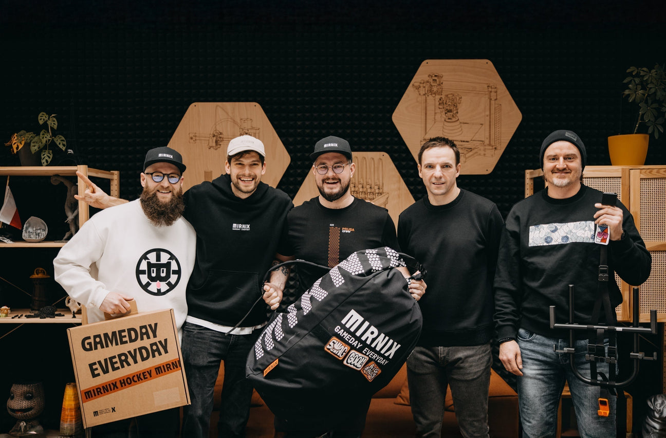 Společná fotografie zakladatelů a investorů hokejového startupu, značky MIRNIX