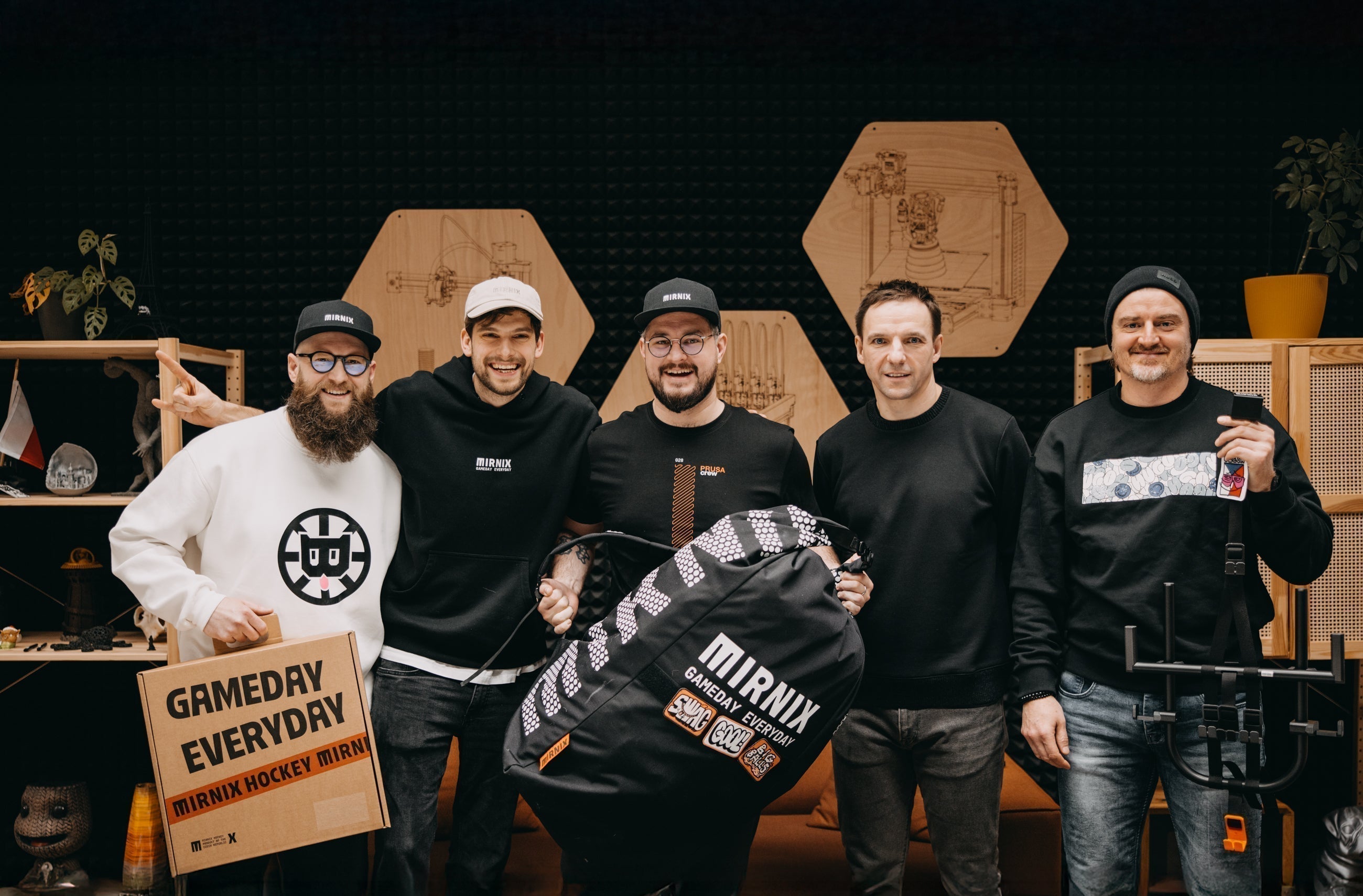 Společná fotografie zakladatelů a investorů hokejového startupu, značky MIRNIX